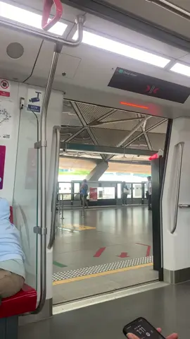One of the most iconic sounds you’ll ever hear at SINGAPORE 🇸🇬.           #singapore  #train  #tiktoksingapore  #trending 