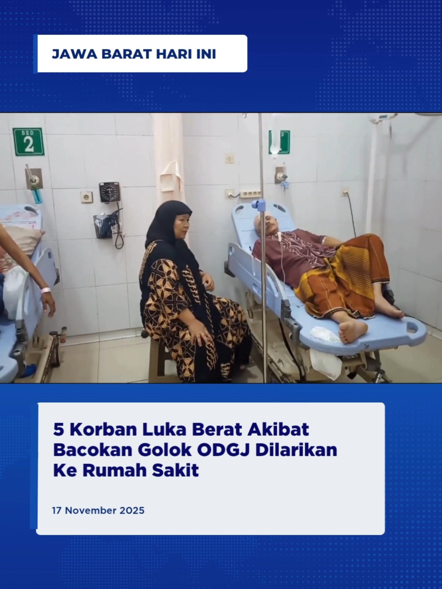 Purwakarta - Seorang pria diduga orang dengan gangguan jiwa (ODGJ) di Desa Cirama Hilir, Kecamatan Maniis, Kabupaten Purwakarta, Jawa Barat, mengamuk dan membacok warga dengan sebilah golok pada Minggu malam. Sebanyak 13 orang menjadi korban dalam insiden ini, lima di antaranya mengalami luka berat dan harus mendapatkan tindakan medis di RS Bayu Asih Purwakarta serta rumah sakit di Kabupaten Cianjur. Kejadian tersebut turut terekam dalam video amatir yang menunjukkan warga beramai-ramai mengejar dan menangkap pelaku setelah serangan terjadi. Empat korban yang mendapat penanganan di RS Bayu Asih Purwakarta adalah Neng Sumiati (23), Nia (35), Jejen (69), dan Indi (61), yang seluruhnya mengalami luka bacok di bagian kepala, telinga, bahu, dan tangan. Menurut petugas Puskesmas Maniis yang mendampingi para korban di IGD, total korban tercatat berjumlah 13 orang, dengan lima orang di antaranya dalam kondisi luka berat sehingga harus dirujuk ke rumah sakit di Purwakarta dan Cianjur untuk penanganan lanjutan. Kapolres Purwakarta AKBP I Dewa Putu Gede Anom Danujaya menjelaskan bahwa pelaku bernama Deni Supriyani, warga Cirama Hilir, diduga mengamuk setelah sempat terlibat pertengkaran dengan orang tuanya. Golok yang dibawanya hampir melukai sang ayah namun tidak berhasil, sehingga pelaku kemudian melampiaskan amarahnya kepada warga yang melintas dengan membacok mereka secara membabi buta. Pelaku akhirnya ditangkap oleh puluhan warga saat mencoba melarikan diri, sebelum diserahkan kepada pihak kepolisian dan dibawa ke Rumah Sakit Jiwa di Cisarua, Bandung. [Sumber: Alex Supriadi] #TVRI #TVRIJabar #TVRIJawaBarat #JawaBaratHariIni #MediaPemersatuBangsa