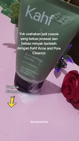 Kahf Acne and Pore Cleanser mengandung  * Centela Asiantica yang menenangkan dan mengurangi peradangan. * Salicylic Acid, membersihkan pori, mengangkat sel kulit mati dan melawan jerawat. *Ultra Spherical Scrub, membersihkan pori dengan lembut tanpa mengiritasi kulit. Wanginya beuh enak banget 👍🏻 #decodeyourskin #kahf #kahffacewash #lowph3 #facewashviral 