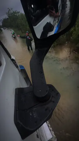 🥲nước ngập xe máy 🛵,Cha già đón xe cho con lên tp học.nhìn thương gê 🥹🥹#xetaitiktok🚛 #xuhuongtiktok2025 
