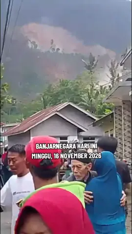 Tanah longsor Desa Pandanarum, Kabupaten Banjarnegara, Jawa Tengah yang terjadi pada Minggu (16/11) siang.#longsor #longsorbanjarnegara #longsorhariini #tanahlongsor #longsor2025 