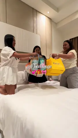 Small gifts, big smiles w/ my girls 💕 @Roxanne Vallente @Glenda Manahan #giftexchange #bestfriend #fyp #girlsnight #giftideas 