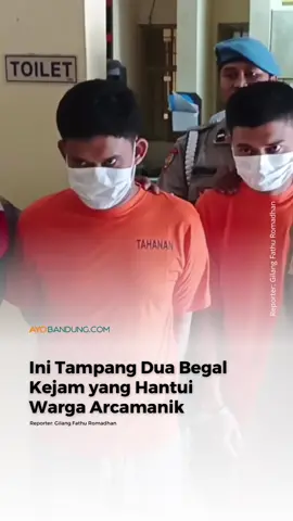 Dua orang warga di Cisaranten Kulon, Arcamanik, Kota Bandung, menjadi korban begal pada Senin, 10 November 2025, sekira pukul 01.45 WIB.  Kepolisian berhasil menangkap dua pelaku tidak lama setelah insiden terjadi. Kedua orang itu berinisial RM (22) dan SM (29), yang merupakan residivis kasus serupa. Kapolsek Arcamanik Kompol Nasrudin mengatakan, kala itu korban baru pulang berjualan nasi goreng dan melintas di Jalan Cisaranten Kulon. Di sana, korban sempat melihat pelaku di pinggir jalan. Pelaku kemudian menyabetkan Sajam itu ke bagian kepala dan tangan korban. Setelah melakukan tindakan kekerasan tersebut, pelaku hendak mengambil motor korban dan kabur. Akan tetapi, hal tersebut gagal dilakukan lantaran ada satu unit mobil yang menghadang laju motor yang ditunggangi pelaku. Selain luka, korban mengalami kerugian yang ditaksir mencapai Rp12 juta dari motor yang diambil pelaku. Selengkapnya di Ayobandung.com (link di bio) Reporter: Gilang Fathu Romadhan
