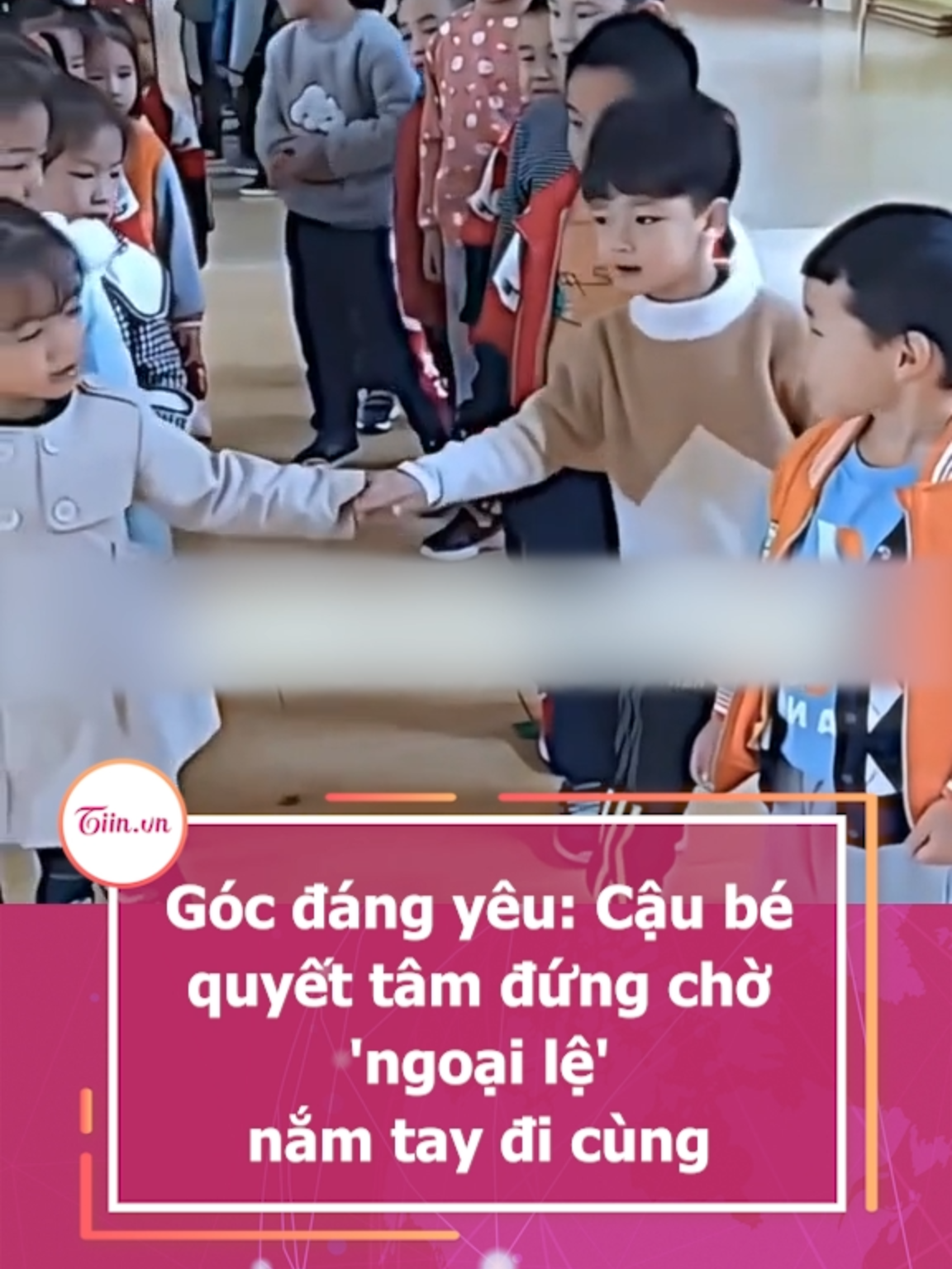 Góc đáng yêu: Cậu bé quyết tâm đứng chờ 'ngoại lệ' nắm tay đi cùng #tiinnews
