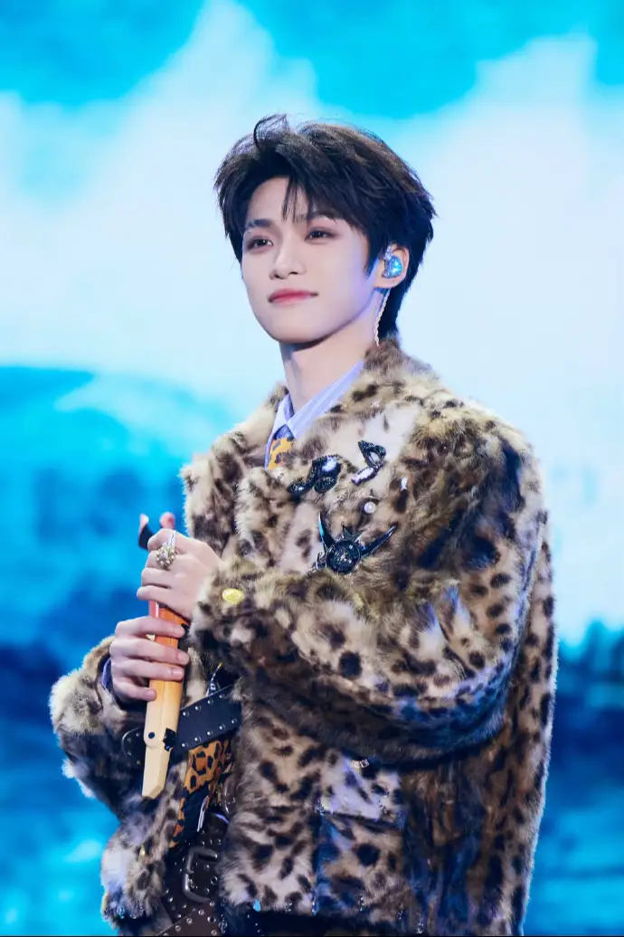 17112025 ZiYu Studio Weibo Update Together with Ziyu, let’s step into greater encounters and unforgettable surprises — always anticipating, always loving. Yuni will always support you and stay by your side! 💙✨ Original post: https://weibo.com/8009243499/5234000626450681 @ziyu0706  #Ziyu #梓渝