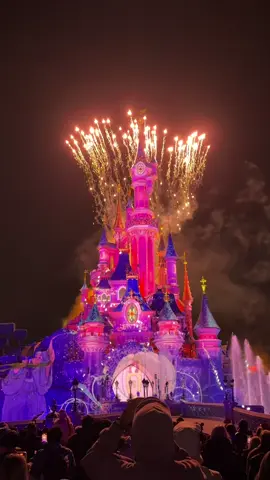Lo más mágico que han visto mis ojos 🥺 #disneylandparis #disney #disneyfireworks #talesofmagic #paris 