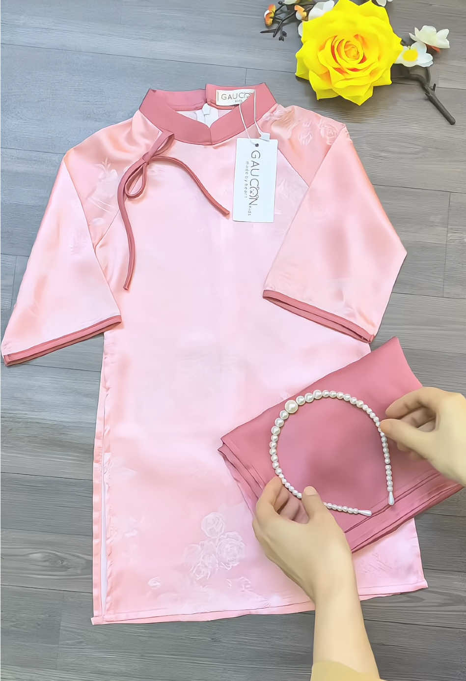 Áo dài đính nơ chất liệu lụa ngọc trai cao cấp.  #mekenkids #aodaitet2026 #tet2026 #aodaibegai 