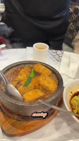 Craving that succulent Chinese meal just like Kevin? Tucked away in Melbourne Chinatown, Shunde Cuisine @shunde.cuisine.au is where traditional flavours meet comfort dining. From juicy roast duck to silky tofu claypot and fragrant XO fried rice - this place really hits the spot. * Total: $225 for a feast Shunde Cuisine - Chinatown, Melbourne Must-try: Braised tofu claypot with mushrooms If you're into authentic, homestyle Chinese food that feels like a warm hug - this one's worth checking out [Invite ~ <] thanks for having us #MelbourneFood #MelbourneEats #ChineseFoodMelbourne #FoodieMelbourne #ShundeCuisine    