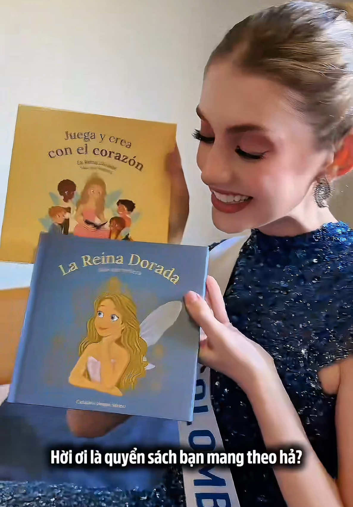 Cổ dễ thương mà cuốn sách cổ tặng cũng dễ thương luônn 🥰✨ Thank you Miss International Colombia for this sweet gift ❤️ #NguyenNgocKieuDuy #MissInternational2025 #NucosJapan #LAURACOFFEE #lactobactintima 
