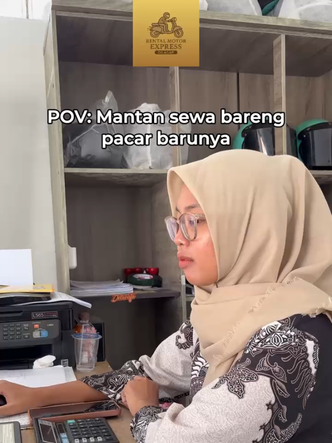 Deleng mantan lewat numpak motor Express bareng pacar anyare... Rasane nyesek, tapi ya mandhan bangga 😎 Wong selerane tetep sing terbaik — Express Rental Motor 💨 📲 Sewa siki: 0857-0045-9542 #ExpressRentalMotor #MatanSewaBarengPacarBaru #MoveOnLur #SewaMotorMurah #NgapakAsik