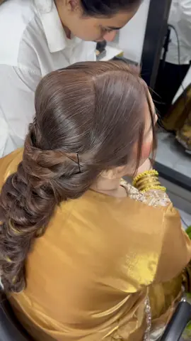“Bridal Mehndi Hairstyle | Elegant & Soft Curls Look | Perfect for Mehndi Brides” #SoftCurlsHairstyle #BridalLook2025 #MehndiLook #WeddingHairstyle #PakistaniBridal