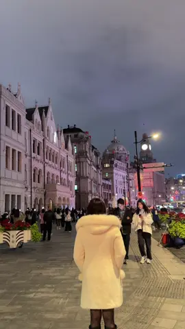 Cuối cùng cũng ngắm được khoảnh khắc Bến Thượng Hải lúc lên đèn, thật sự quá mãn nhãn, lụy nơi này quá đi#shanghai #china #xh #travel 