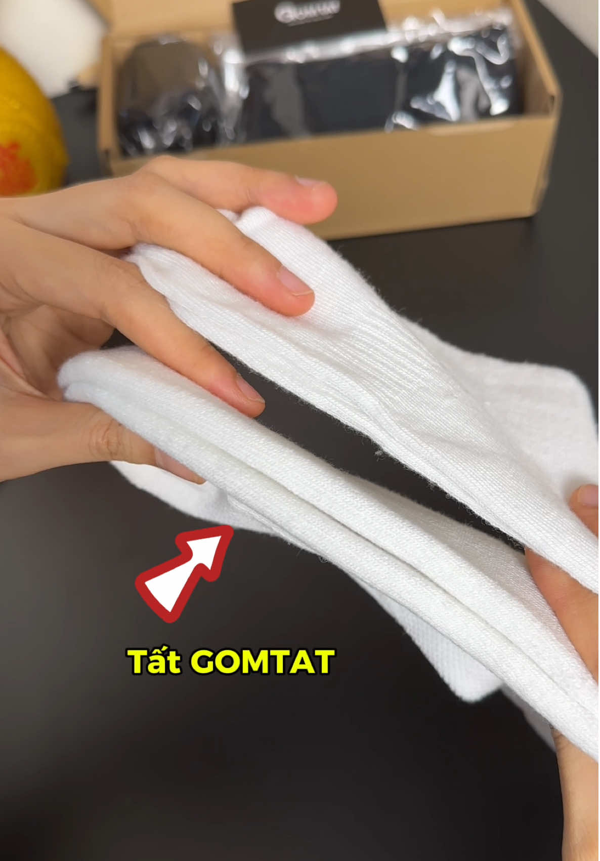 Em so sánh để các bác thấy rõ độ dày dặn, bác nào mà thích tất dày tham khảo mã của GOMTAT nha #tatcaoco #tatgomtat #gomtat 