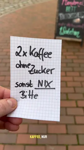 Ob du’s dir bei uns gemütlich machst oder den Kuchen lieber auf der Parkbank mit Sonnenstrahlen genießt – Hauptsache, du hast ihn! 😄☕🍰 Frisch gebrühter Kaffee, hausgemachter Kuchen und das gute Gefühl, sich einfach mal was zu gönnen – gibt’s bei uns jeden Tag. Und falls das Leben wieder schneller läuft als der Mixer in der Backstube: Kein Problem, gibt’s alles auch to go! Denn manchmal braucht man keine großen Pläne – nur ein Stück Kuchen, das nach Wochenende schmeckt, und einen Kaffee, der einen kurz die Welt vergessen lässt. #KaffeeUndKuchen #Genussmoment #ToGoAberMitStil #PauseMussSein #parchim