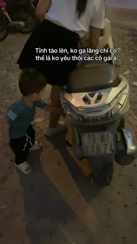 Ko ai dạy cả, em bé nhà t đã tự để ý và làm điều này khi mới 22 tháng tuổi. 