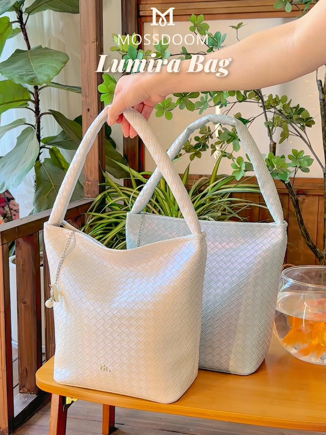 กระเป๋าสะพายไหล่ใบใหญ่ ที่ส่องประกายเหมือนเกล็ดนางเงือก 💕 วัสดุสั่งทำพิเศษ หาที่ไหนไม่ได้ พียูสายสานเหลือบสีฟ้า–ชมพู เปลี่ยนเฉดทุกครั้งที่โดนแสง✨ จบลุคด้วยจี้แพนกวินตัวจิ๋ว พกพาง่ายและน้ำหนักเบา เต็มไปด้วยความน่ารัก!#กระเป๋าครอสบอดี้ #กระเป๋าสวย #แฟชั่น #รีวิว #bag #mossdoom #กระเป๋าสะพายข้าง #คลาสแฟชั่น #กระเป๋าแฟชั่น #กระเป๋า #รีวิวกระเป๋า