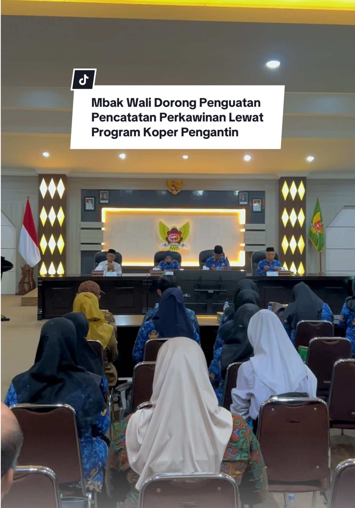 Wali Kota Kediri Dorong Penguatan Pencatatan Perkawinan Lewat Program Koper Pengantin Wali Kota Kediri, Vinanda Prameswati, memberikan arahan dalam Sosialisasi Kolaborasi Pelayanan Terpadu Pengurangan Status Perkawinan Tidak Tercatat Negara (Koper Pengantin) di Ruang Joyoboyo, Balai Kota Kediri, Senin (17/11/2025). Kegiatan ini menghadirkan narasumber dari Pengadilan Agama Kota Kediri, Hakim Harun Joyo Pranoto, yang memberikan penjelasan terkait isbat nikah bagi pasangan yang menikah siri. Dalam kesempatan tersebut, Vinanda menegaskan pentingnya pencatatan perkawinan sebagai hak dan perlindungan hukum bagi setiap warga. Ia menyebut jumlah pasangan yang belum tercatat secara resmi menurun dari sekitar 8.000 menjadi 6.000 penduduk, namun masih perlu terus ditekan. Melalui inovasi Koper Pengantin, Pemkot Kediri menghadirkan layanan terpadu yang memudahkan pasangan memperoleh KTP-el dengan status terbaru, Kartu Keluarga, dan akta perkawinan secara lebih cepat dan praktis. Vinanda berharap program ini memastikan setiap keluarga di Kota Kediri memulai rumah tangga dengan perlindungan hukum dan administrasi kependudukan yang lengkap, sekaligus membantu pemerintah memperbarui data kependudukan untuk berbagai program strategis daerah. #vinanda #vinandaprameswati #kediri #kediri24jam #mbakvinandauntukkediri  