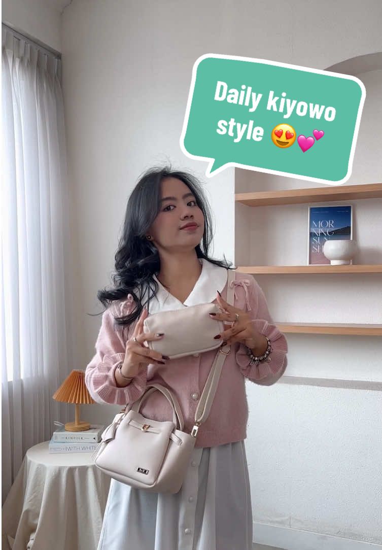 Compact, imut, dan terinspirasi gaya Korea! Namkyung Handbag dengan pouch tambahan siap membawa semua barang pentingmu. Tali panjang yang bisa diatur dan bag charm membuat penampilanmu langsung cute sepanjang hari!  #Enjiid #BanggaPakeEnji 