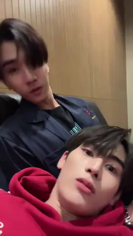 အူကြောင်ကြောင်လေးနှစ်ယောက်ပေါက်ကရလုပ်မယ်ဆိုထိပ်ဆုံးက😵‍💫🖤🤍#perthsanta #perthtanapon #santapongsapak #foryou #fypシ゚ 