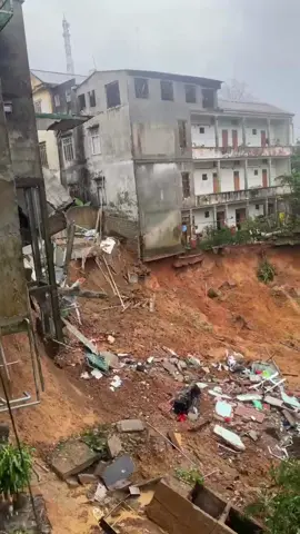 Sạt lở nghiêm trọng tại Khối 3A, xã Khe Sanh, tỉnh Quảng Trị.         Do mưa lớn dài ngày và đêm hôm qua đến sáng nay nên vào lúc trưa nay trên địa bàn xã Khe Sanh có mưa đặc biệt lớn nên tại địa chỉ từ số 66 đến 74 đường Hùng Vương, khối 3A, xã Khe Sanh đã xảy ra 1 vụ sạt lở nghiêm trọng, ảnh hưởng trực tiếp đến 12 hộ gia đình. Trong đó có 1 nhà bị sạt lở 1/2 căn nhà, nhiều nhà khác bị hở hàm ếch từ 1/3 đến 1/2 căn nhà. Sự việc không gây thiệt hại về người. Cơ quan chức năng đã có mặt kịp thời và cùng người dân di dời người và tài sản của các hộ gia đình trong vùng ảnh hướng đến nơi an toàn. #mualumientrung #satlo #satloKheSanh 