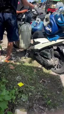 🔴 Geger di Jenggik, Warga Terara Jadi Korban Jambret di Depan SD Jenggik Jenggik — Suasana di wilayah Jenggik mendadak heboh setelah terjadi aksi penjambretan pada Senin pagi. Seorang warga asal Terara menjadi korban ketika melintas di Rempung Buko, tepat di depan SD Jenggik, Desa Jenggik. Peristiwa itu terjadi sekitar pukul 09.50 WITA, saat korban membawa sebuah tas yang berisi uang tunai sekitar Rp20 juta dan beberapa kartu ATM. Diduga kuat, pelaku sudah membuntuti korban sejak sebelum tiba di lokasi. Dalam hitungan detik, pelaku langsung merampas tas tersebut dan kabur meninggalkan korban dalam kondisi terkejut dan terpukul. Warga sekitar yang melihat kejadian itu sontak panik dan mencoba mengejar, namun pelaku berhasil melarikan diri. Kasus ini kini ditangani pihak kepolisian. Aparat mengimbau masyarakat agar tetap berhati-hati, terutama saat melintas di jalur sepi atau membawa barang berharga. #Jenggik #Terara #Jambret #KejahatanJalanan #LombokTimur 