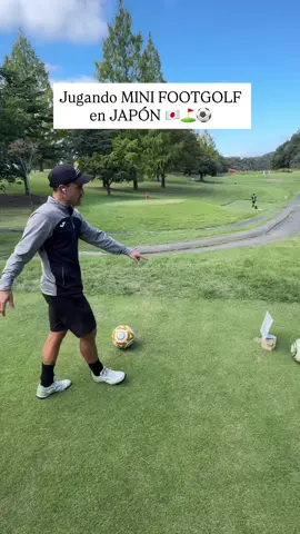 Cositas de Japón. Un campo de mini footgolf súper bien cuidado (como todo en 🇯🇵 ) . Solo eran 9 hoyitos súper cortos, pero delicadosss. Perfecto para echar una tarde con amigos, o en este caso, calentar el juego corto para el torneo del Japan #FootGolf Tour que se juega en el mismo recinto.  Un concepto perfecto para acercar a la gente al #FootGolf, sin necesidad de dar patadones, todo putts!  El campo se llama Masai Course y está dentro de @hohohgolf_official en Gunma. Puedes jugar 18 hoyos de FootGolf y acabar con 18 de mini FootGolf. Planazo.  Venga, todos a Japón! 👋🏽  #FootGolfLife 