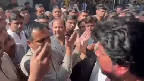 عمرڪوٽ عائشه مارڪيٽ ۽ راڻا چوڪ ۾ سوناري جي ٻن دڪانن کي هڪ ئي رات ۾ الڳ الڳ کاٽ ڪروڙين روپين جو سون چوري احتجاجن مارڪيٽ بند عمرڪوٽ رات دير سان عائشه مارڪيٽ ۽ راڻا چوڪ ۾ نامعلوم چور مڌن مالهي ۽ انيل سوني جي سونارڪي جا دڪانن جا تالا ٽوڙي دڪانن ۾ پيل 40 تولا کان وڌيڪ سون ۽ 10 ڪلو کان وڌيڪ چاندي ٻهاري دڪانن ۾ لڳل سي سي ٽي وي ٽوڙي آساني سان فرار ٿي ويا عمرڪوٽ دڪانون کولڻ وقت خبر پئي ته نامعلوم چور مڌن مالهي ۽ انيل ڪمار سوني جي سونارڪي دڪانن جا تالا ٽوڙي دڪانن ۾ پيل 40 تولا کان وڌيڪ سون ۽ 10 ڪلو کان وڌيڪ چاندي ٻهاري دڪانن ۾ لڳل سي سي ٽي وي ٽوڙي گڏ کڻي ويا آهن, دڪاندار عمرڪوٽ کاٽ لڳل سون ۽ چاندي ماليت ڪروڙين ۾ ٻڌائي پئي وڃي, دڪاندار عمرڪوٽ دڪانن کي کاٽ جو اطلاع ملڻ تي وڏي تعداد ۾ دڪاندار گڏ ٿي ويا مارڪيٽ بند ڪري احتجاج ڪيو ويو عمرڪوٽ پوليس ٽيمون سرزمين تي پهچي ويون معاملي جي مختلف رخنن کان جاچ شروع  پوليس دڪانن مان کاٽ لڳل عمرڪوٽ چوري واپس ڪرائڻ جي يقين ڌياني ڪرائي آهي کاٽ لڳل سامان واپس نه مليو سخت احتجاج ڪيو ويندو, دڪاندار اڳواڻ