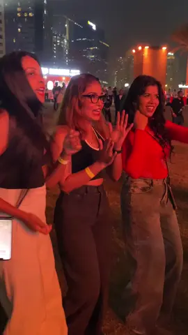 පින්වන්තයෝ බණ අහන්න ගියා අපි සංගීතෙ බලන්න ගියා. හරිම අසාධාරණයි! එකම දවසේ දෙකක් තිබ්බහම 😛 මොනව නැතත් පට්ට ෂෝ එක