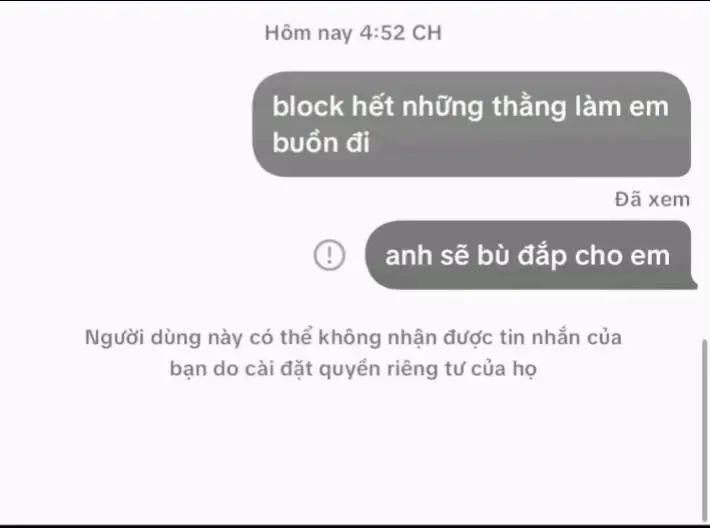 Chúng ta đã từng là tất cả của nhau, từng là tin nhắn đầu tiên vào buổi sáng, là cuộc gọi cuối cùng trước khi chìm vào giấc ngủ. Những ngày tháng đó, anh là thói quen của em, và em là cả thế giới nhỏ bé của anh. Chúng ta đã từng hứa hẹn, từng vẽ ra viễn cảnh tương lai có nhau, từng nghĩ chẳng có gì có thể chia cắt được tình yêu này. Thế nhưng, tình yêu, dù đẹp đến mấy, cũng không chống lại được hiện thực. Có lẽ chúng ta đã gặp nhau vào một thời điểm chưa đúng. Hoặc cũng có thế, chúng ta yêu chưa đủ trưởng thành để gìn giữ nhau giữa những lần giận hờn, những hiểu lầm không tên, và khoảng cách vô hình cứ ngày một lớn dần. Chúng ta dần thay đổi, dần xa lạ ngay trong chính mối quan hệ từng rất thân quen. Những cuộc trò chuyện thưa dần, những lần im lặng nhiều hơn là quan tâm. Rồi một ngày, không ai nói lời chia tay, nhưng cả hai đều hiếu, đã đến lúc phải dừng lại. Có những cuộc tình kết thúc không phải vì hết yêu, mà vì không còn đủ sức để ở lại. Không oán trách, không hối hận, chỉ còn những hoài niệm nhắc rằng đã từng có một người khiến tim mình rung động đến thế. Và rồi, sau tất cả những yêu thương từng cháy bỏng, sau bao lần vun vén và cả những lần lặng lẽ rơi nước mắt vì nhau. Cuối cùng, mình trả nhau về vị trí ban đầu vốn có em là em, anh là anh, hai kẻ xa lạ từng đi qua cuộc đời nhau với tư cách là một mối tình dang dở
