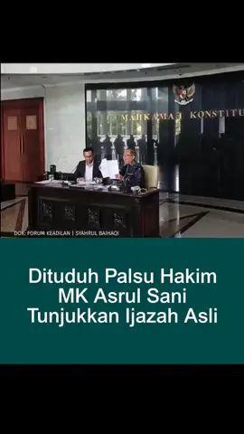 Nama Hakim Konstitusi (MK) Arsul Sani mendadak menjadi sorotan publik setelah dirinya diadukan ke Bareskrim Polri terkait dugaan penggunaan ijazah palsu. Laporan tersebut dilayangkan oleh Aliansi Masyarakat Pemerhati Konstitusi (AMPK) pada Jumat, 14/11/2025. Untuk memperkuat bantahannya, Arsul Sani menunjukkan bukti fisik ijazah aslinya kepada publik. Menegaskan bahwa ijazah yang dimilikinya adalah sah dan dapat dipertanggungjawabkan. Baca lainnya di forumkeadilan.com #arsulsani #hakimkonstitusi #ijazahasli #dugaanikijazahpalsu #ampk 