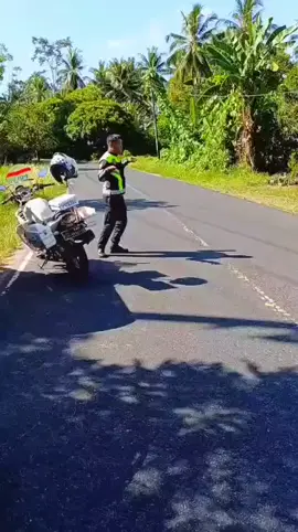 Salam Polri Presisi 👏 Operasi Zebra Samrat 2025 Pakai Helm Saat Berkendara Ada Kakak Polisi Ganteng di Jalan Waspada Berkendara. Karena jatuh di aspal tidak seindah jatuh kembali ke pelukan mantan.  #OpsZebraSamrat2025 #PolantasTalaud #Humanis. @sorotan 🚔