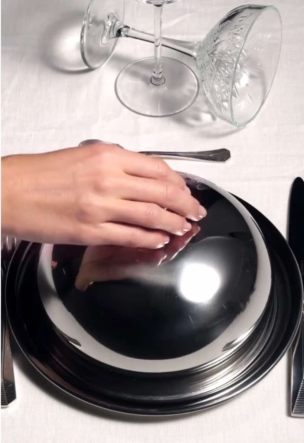 Beauty, served to elevate your look this holiday season. #lorealparis #lorealparisholidays #lorealparisadventcalendar #festiveseason