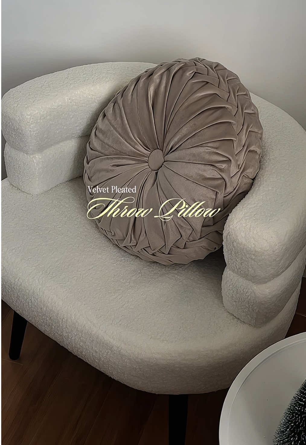 Didn’t expect a velvet throw pillow would elevate my space this much 🤭… small upgrades really do make a difference 🤎 #throwpillow #pillow #unan #aesthetic 