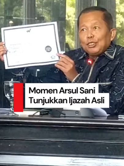 Hakim Mahkamah Konstitusi (MK) Arsul Sani membantah tudingan ijazah doktornya palsu yang dilaporkan Aliansi Masyarakat Pemerhati Konstitusi ke Bareskrim Polri. Ia lalu menunjukkan beberapa bukti ke hadapan media salah satunya ijazah asli serta ijazah yang telah dilegalisasi oleh KBRI di Polandia. Ia menjelaskan bahwa dirinya telah menjalani wisuda doktoral pada 2022 di Warsaw Management University (WMU) di Warsawa, Polandia. Creator: Yumna Khan