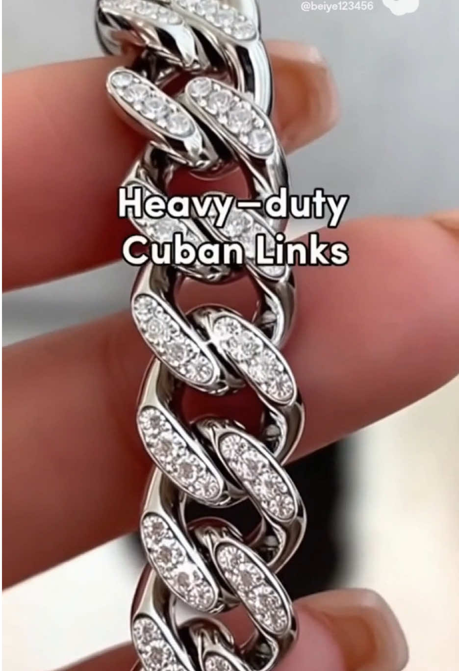 Step up your pet’s style game! 💎 Strong, durable, and sleek metal link chain for your furry friend! #PetFashion #PetCollar  It’s more than just a chain, it’s a statement! ✨ Make your pet stand out in style! #PetEssentials #FashionPets  The perfect accessory for your pet—strong and sparkling! 💫 Give your pet the best with this metal link chain! #PetGear  