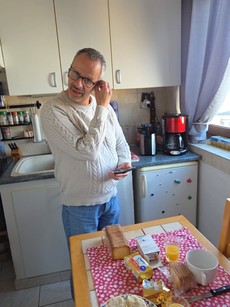 Hervé paye son petit déjeuner #herve #dejeune @CharlyLBA 