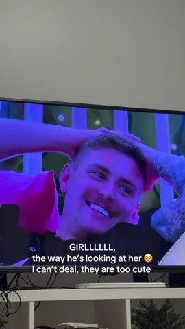 Get yourself a man that’s looks at you like KYE looks at YANA 🥹😍 #loveislandau #loveisland2025 #fyp #teamyana #viral @LoveIslandAU 