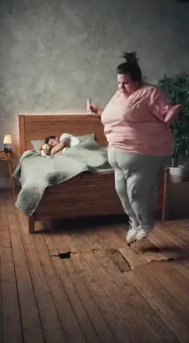 Девушка пышечка разбудила мужа, потому что провалилась и сломала пол, пока занималась спортом. #аи #ии #толстушка #муж #смешное 