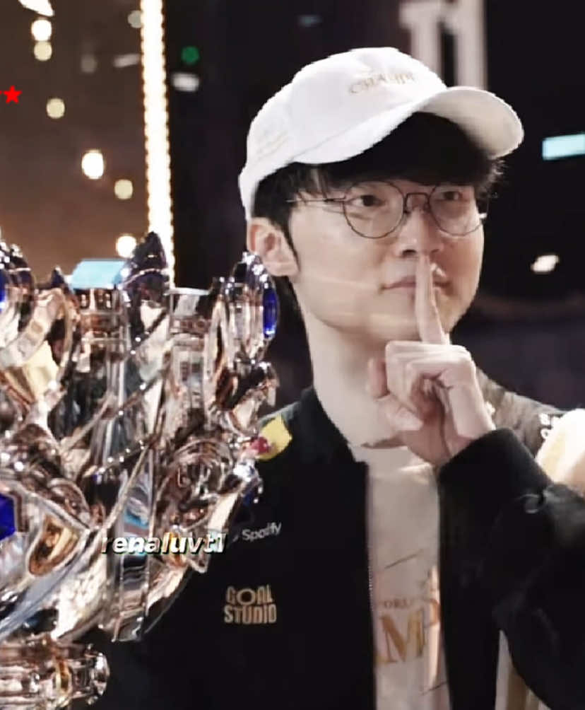 Faker bắt đầu thi đấu chuyên nghiệp từ năm 2013 và lập tức mở ra giai đoạn 2013-2016 đỉnh cao, nơi anh dẫn dắt SKTT1 cuốn đội hình vào chuỗi thành tích lớn mang tính lịch sử của cả nền Liên Minh Huyền Thoại.  Từ 2017-2022, anh trải qua quãng thời gian chững lại: thay đổi đội hình, phong độ không ổn định và nhiều áp lực. Nhưng Faker vẫn là điểm tựa để T1 ở trên cuộc đua danh hiệu.  Bước sang 2023–2025, anh trở lại mạnh mẽ, dẫn dắt T1 chinh phục thêm các chức vô địch và giúp đội tuyển này trở thành 