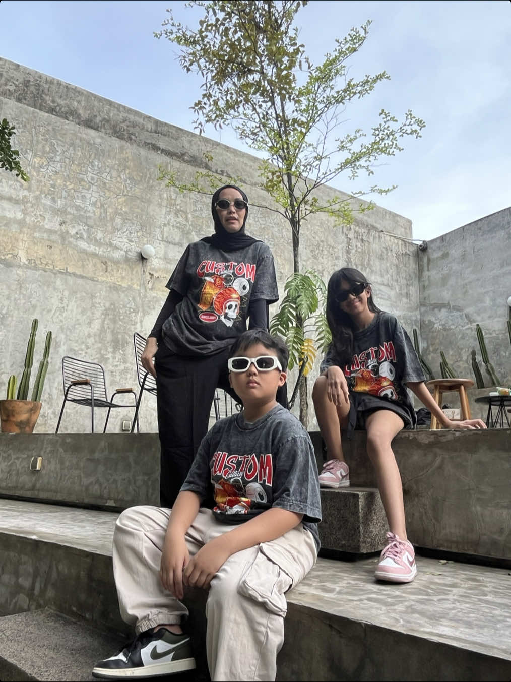 Kaos distro unisex ready satuan + grosiran‼️ Bisa custome label sendiri👕 Kualitas premium jangan di ragukan💯 Tersedia Cutting reguler + oversize Sablon Plastisol Bahan cotton combad ketebalan 20s,24s #bajudistro #kaosdistrokeren #distrogrosir #fyp #foryoupage 