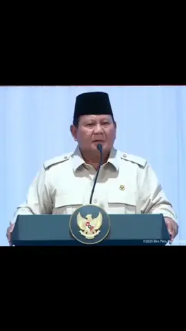 Prabowo Subianto, menegaskan komitmennya untuk mengentaskan kemiskinan di Indonesia. Prabowo menyampaikan bahwa sudah tidak boleh lagi ada masyarakat Indonesia yang hidup dalam kemiskinan, dan menekankan pentingnya keadilan sosial serta pemerataan ekonomi. Pidato ini memicu sorotan nasional dan menegaskan visi Prabowo untuk masa depan Indonesia yang lebih baik #prabowosubianto #presidenindonesia🇮🇩 