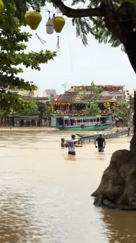 Flood in Hoi An - Vietnam 🌊 Second time when I travel Asia I experience flood 🤷🏼‍♂️ • • #flood #floodvietnam #vietnam #floodhoian #hoian 