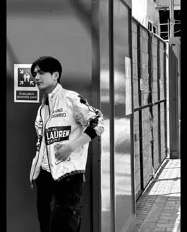 pov:  Jay masih berdiri di koridor, tidak bergerak. Tangan kirinya menahan dinding, sementara tangan kanannya menutup wajahnya. Nafasnya pendek. Tersengal. Beberapa detik… lalu beberapa menit… lalu entah berapa lama ia terus berdiri di sana, memaku dirinya pada tempat terakhir kamu berdiri. Baru ketika langkahmu di luar tak terdengar lagi, Jay akhirnya bergeser ke ruang tamu. Ia melihat sekeliling: Sofa kosong. Meja kosong. Rak yang kosong. Dan bayanganmu masih ada di setiap sudut ruangan. Wajahnya berubah—bukan datar, bukan marah, bukan dingin. Tapi… hancur. Jay menunduk, menatap lantai, suaranya pelan sekali: “...maaf.” Tidak ada yang mendengar. Tidak ada yang menjawab. Jay menutup wajahnya, bahunya mulai bergetar. “Maaf… maaf… aku—” Ia berhenti, napasnya pecah. “...aku terpaksa.” Kata itu keluar seperti sesuatu yang ia simpan terlalu lama. Penuh sakit. Penuh penyesalan. Dan itu menjadi kunci yang membuka pintu ingatan… [flashback] Itu terjadi saat kalian masih baik-baik saja. Beberapa bulan sebelum pernikahan kalian mulai retak, Jay sedang dalam masa kerja yang gila. Kurang tidur, kurang makan, rapat bertumpuk, tekanan investor sampai membuatnya tidak bisa bernapas. Ada satu acara perusahaan malam itu. Pesta kecil untuk merayakan kerja sama baru. Kamu tidak ikut karena waktu itu kamu sedang sakit. Jay datang sendirian. Di pesta itu… semuanya blur. Jay ingat minum sedikit. Lalu minum lagi karena dipaksa rekan kerja. Lalu kepalanya berat. Setelah itu? Gelap. Yang dia ingat hanya bangun di sebuah apartemen asing. Sendirian. Pusing. Pakaiannya tidak rapi. Ia panik. Ia merasa ada yang sangat salah. Tapi belum sempat ia bertanya lebih jauh, sekretaris barunya mengirim pesan:  “pak..bapak harus tanggung jawab .” Jay terdiam. Rasanya seperti mimpi buruk saat sekretaris itu mengatakan seperti itu. dan beberapa hari kemudian, sekertaris nya mengatakan:  “Aku hamil. Dan itu anak kamu.” Jay langsung membantah. Ia bilang ia tidak ingat apa pun. Ia bilang ia tidak mungkin melakukan itu ke orang lain selain kamu. Tapi sekretaris itu menangis. Bilang dia tidak punya siapa siapa. Bilang dia takut. Bilang hanya Jay tempat ia bersandar. Jay tes DNA awal kehamilan. Dan hasil awalnya… cocok. Jay waktu itu hancur. Jatuh. Tidak bisa bernapas. Dia merasa jijik pada dirinya sendiri. Tapi yang paling mematikan: Dia takut kamu lebih hancur kalau tahu kebenarannya. Karena itu… Jay memutuskan menyembunyikan semuanya dari kamu. Dia mulai menjauh. Dia mulai marah-marah tanpa alasan. Dia mulai bersikap dingin… bukan karena benci kamu—tapi karena dia merasa tidak layak ada di sisi kamu. Setiap kali kamu tersenyum padanya, Jay merasa semakin kotor. Setiap kali kamu memeluknya, Jay merasa semakin jahat. Setiap kali kamu bilang “aku sayang kamu”, Jay hampir muntah oleh rasa bersalah yang membunuhnya dari dalam. Dia mencoba bilang jujur banyak kali… tapi setiap kali ia lihat kamu tersenyum padanya… kata-kata itu mati di tenggorokannya. Sampai akhirnya, Jay mengambil jalan terburuk: dia sengaja membuatmu benci dia. Supaya kamu pergi sebelum kamu tahu kebenaran yang akan menghancurkanmu sepenuhnya. Sikap dinginnya bukan karena hubungan kalian retak. Tapi karena Jay memaksa dirinya menjauh, meski hatinya sakit setiap malam. • Jay duduk di lantai, punggung bersandar pada sofa kosong. Kedua tangannya menutupi wajah. Air matanya jatuh tanpa suara. “Maaf…” “Maaf…” Suara serak itu pecah di dalam ruangan yang kamu tinggalkan. “Kalau kamu tahu alasannya… kamu akan benci aku.” Ia mencengkeram rambutnya, tubuhnya gemetar hebat. “Aku cuma ingin kamu aman… tapi lihat apa yang aku lakukan…” Jay terisak—untuk pertama kalinya sejak kalian kenal. Dan di antara suara hujan di luar… ada satu kalimat yang ia bisikkan, hampir tak terdengar: “Aku mencintaimu… makanya aku kehilangan kamu.” (+) komentar  #pov #jayenhypen #au #fyp #foryoupage 