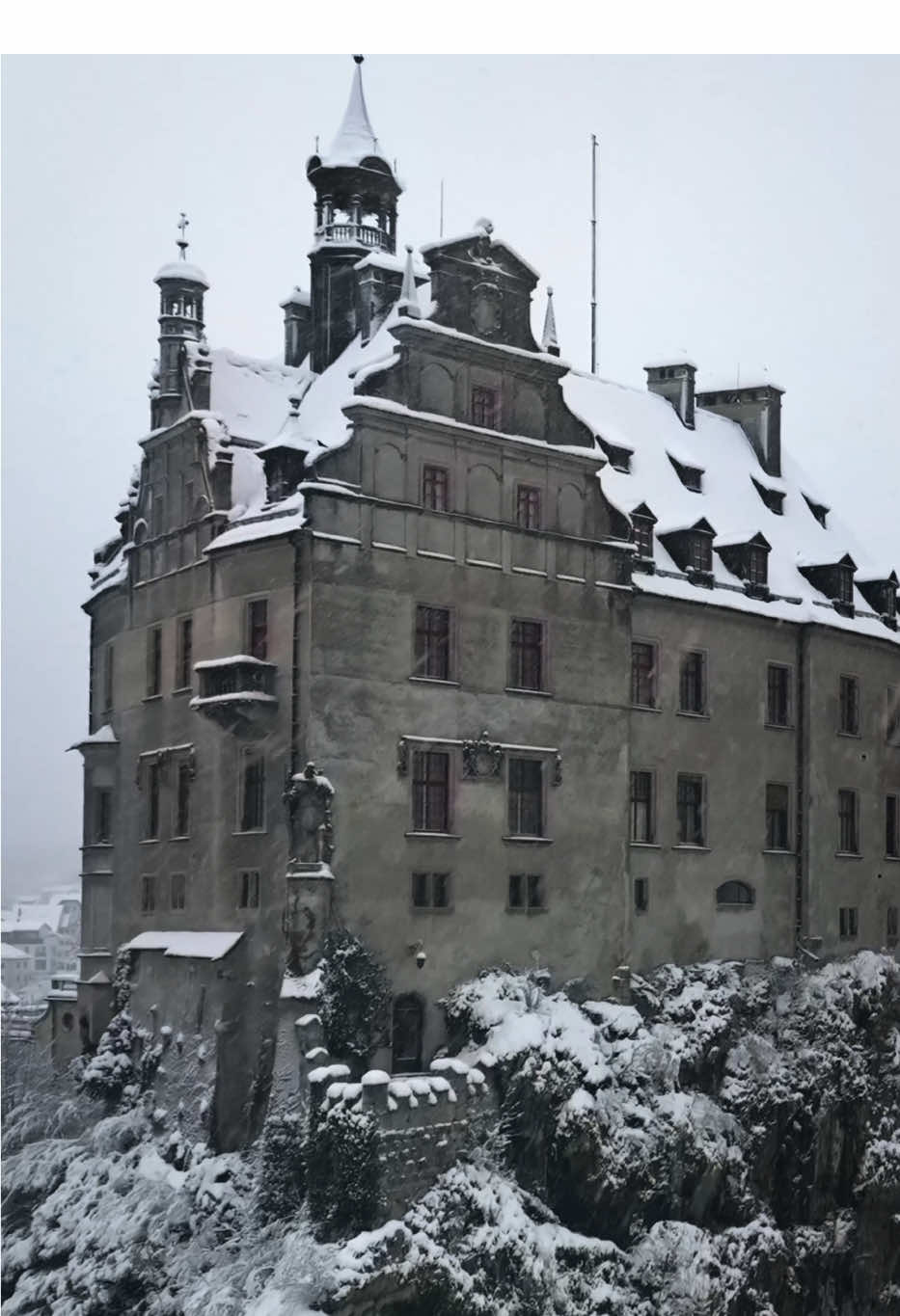 Winter Vibes am Hohenzollern Schloss in Sigmaringen.  Fühlt sich fast so an wie Hogwarts ❄️🏰 #winter #schnee #hogwarts #drohne #schloss 
