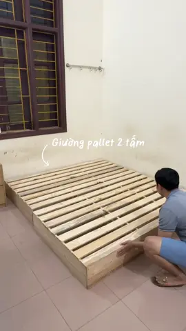❤️Decor phòng trọ - P1 Trước đây tụi mình sử dụng giường gỗ MDF, nhưng khi đi ở trọ thì không tháo ra để mang theo được. Vì vậy, giường pallet là lựa chọn vừa đẹp vừa rẻ. Tụi mình chọn giường kích thước 1m8x2m, cao 20cm.  #pallet #couple #xuhuong #viral 
