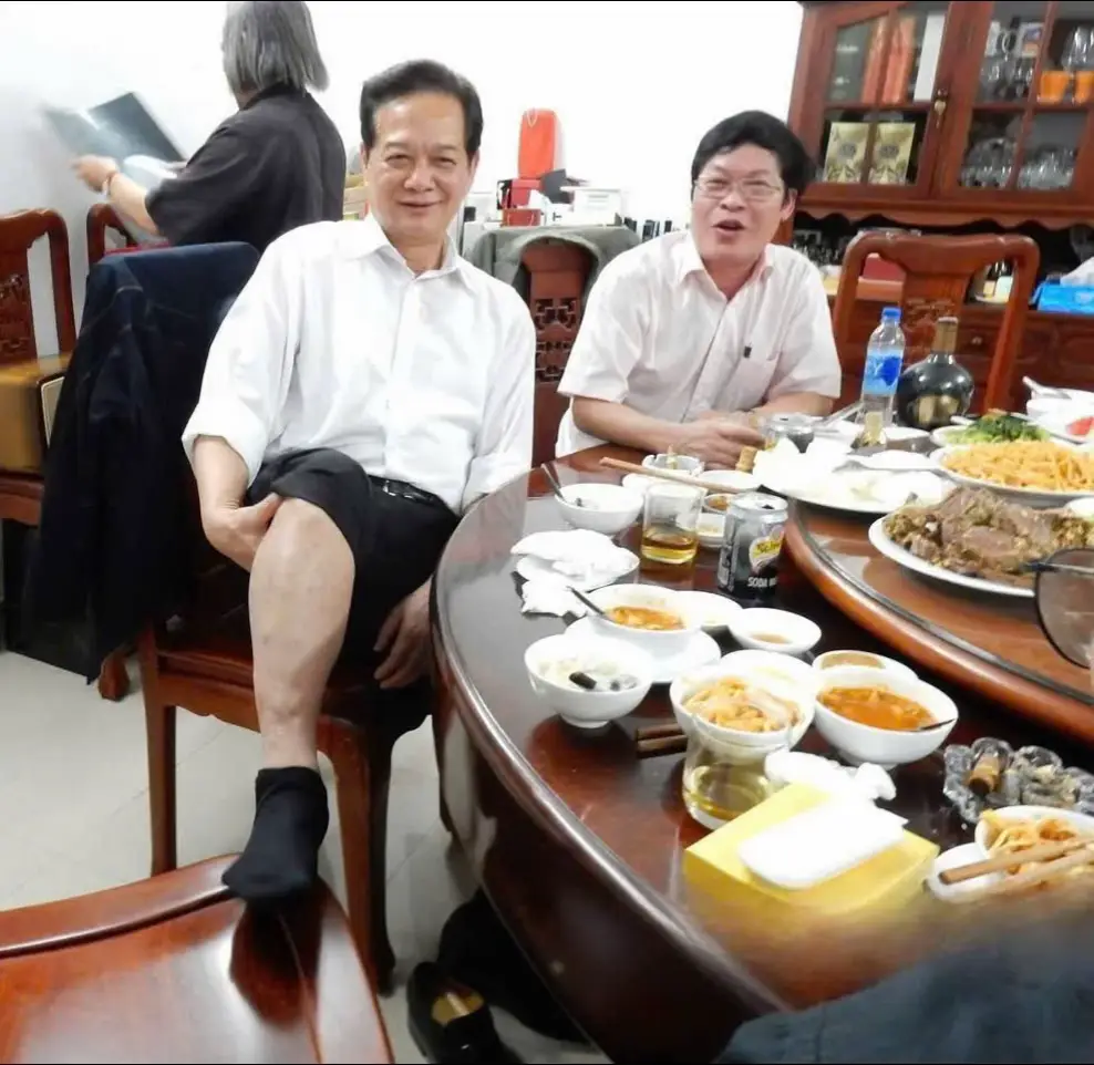 chú ruột quê cà mau mãi đĩnh !chút mừng bác ba sinh nhật lần thứ 76 ngày 17/11 ,tuy đã về hưu 9 năm !thằng anh mình nói ngày 15/11 nhà của bác ba,vòng hoa ngập nhà ra tới sân còn xe biển số xanh biển số 80 đậu từ trong nhà ra ngoài sân nối đuôi nhau luôn,toàn mấy xếp lớn trên cục trên bộ rồi trên trung ương xuống chút mừng sinh nhật 🇻🇳🇻🇳🇻🇳#nguyentandung #thutuongnguyentandung #fyp #tiktokgiaitri #vietnam 