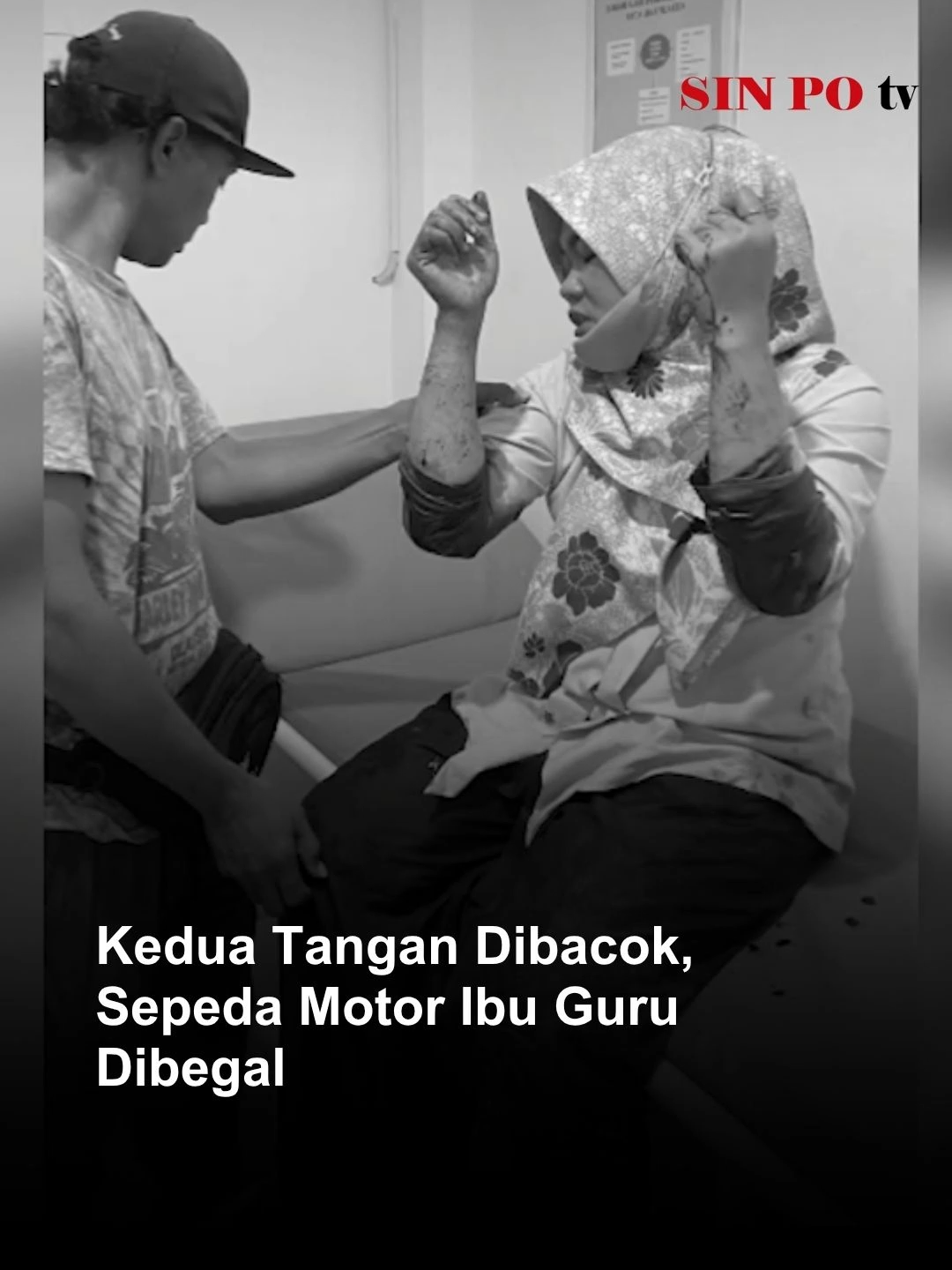 Kedua Tangan Dibacok, Sepeda Motor Ibu Guru Dibegal. Kawanan begal semakin meresahkan di Kabupaten Bekasi, Jawa Barat. Seorang ibu guru menjadi korban pembegalan saat akan berangkat mengajar. Korban mengalami luka bacok di bagian tangan akibat berusaha mempertahankan sepeda motor miliknya. #sinpotv #sinpotvnews #Begal #Kriminalitas