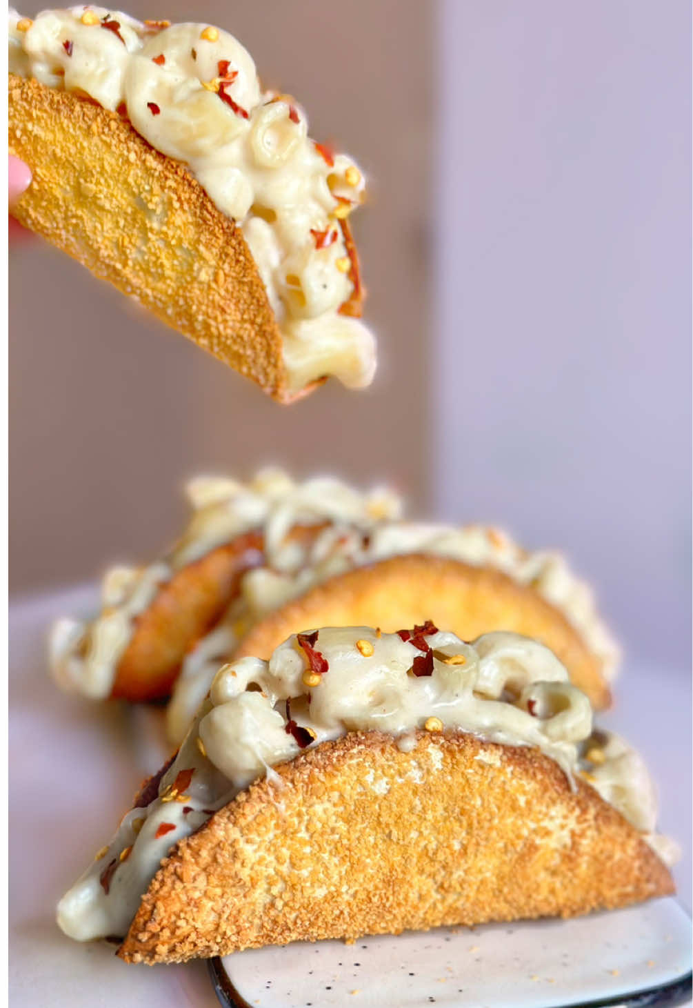 ⁨	טאקוס מאק אנד צ׳יז😛 השתמשתי בגבינת מוצרלה מגורדת מסדרת המוצרלה המעולה של משק יעקבס - כדור מוצרלה, בייבי מוצרלה ומוצרלה מגורדת:)  פרסום ממומן בשיתוף @גבינות יעקבס - אגדת לחם  חבילת פסטה קרניים/צינורות מבושלת 50 גרם חמאה חצי כוס קמח  250 מ״ל שמנת מתוקה/לבישול 3 כוסות חלב כפית מלח שליש כפית פלפל שחור שליש כפית פפריקה מתוקה חצי כפית צ׳ילי גרוס 150 גרם מוצרלה מגורדת משק יעקבס 100 גרם גאודה משק יעקבס 100 גרם מנצ׳גו משק יעקבס 20 יחידות מיני טורטיה ביצה פירורי לחם אופן ההכנה: נמרח את הטורטיות בצד אחד עם ביצה, נטבול ונהדק בפירורי לחם. נסדר על רשת מתאימה ( הדרך הביתית והקלה יותר זה לשים את הטורטיות בצורה הפוכה על רשת התנור) נכניס לתנור שחומם מראש ל180 מעלות טורבו ל12-15 דקות עד השחמה. נכין את הפסטה מראש לפי ההוראות על גב האריזה. לרוטב: נמיס את החמאה, נוסיף את הקמח ונערבב על לקבלת משחה סמיכה. נוסיף את השמנת תוך כדי ערבוב עד לקבלת בלילה חלקה. נוסיף את החלב בהדרגה ונערבב עד קבלת בלילה חלקה ומעט סמיכה. נוסיף תבלינים וגבינות ונערבב עד שהגבינות נמסות. נוסיף את הפסטה וערבוב אחרון. שומרים עד 3 ימים במקרר. ניתן לשמור בנפרד את הפסטה ואת הטורטיות ולמלא לפני ההגשה לשמירה על הקריספיות. תהנו:) #פסטה #טאקו #מאקאנדציז #pasta #tacos    ⁩