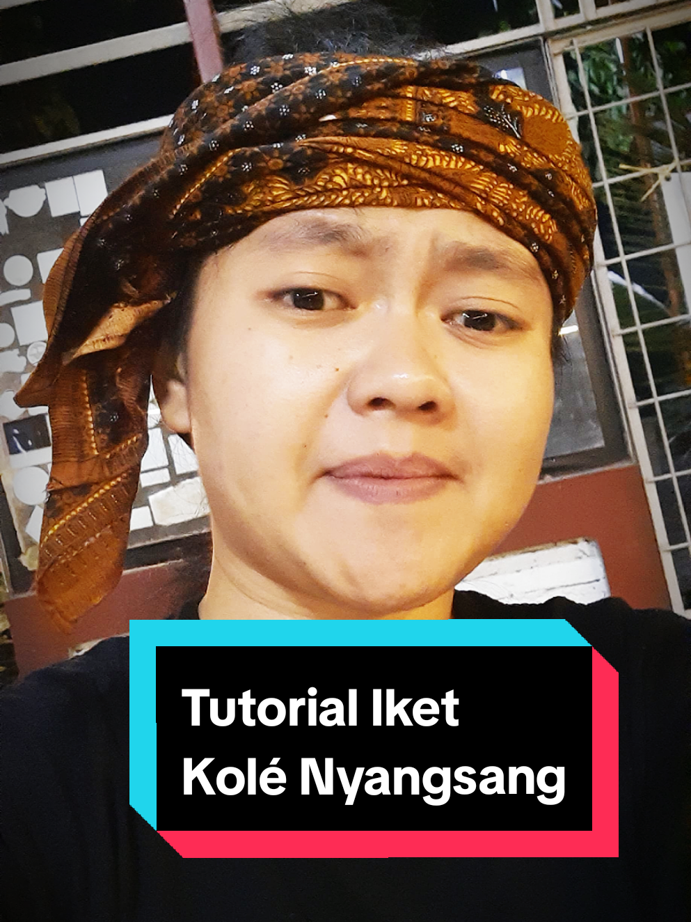 Membalas @nwah.87 mangga nyanggakeun tutorialna, diantos giftna 🤭 Iket motif ieu cocok pisan kanggo model Kolé Nyangsang, tiasa dichekout di karanjang konéng nya 😉 #tutorialiketsunda #iketsunda #udengsunda #fyp 