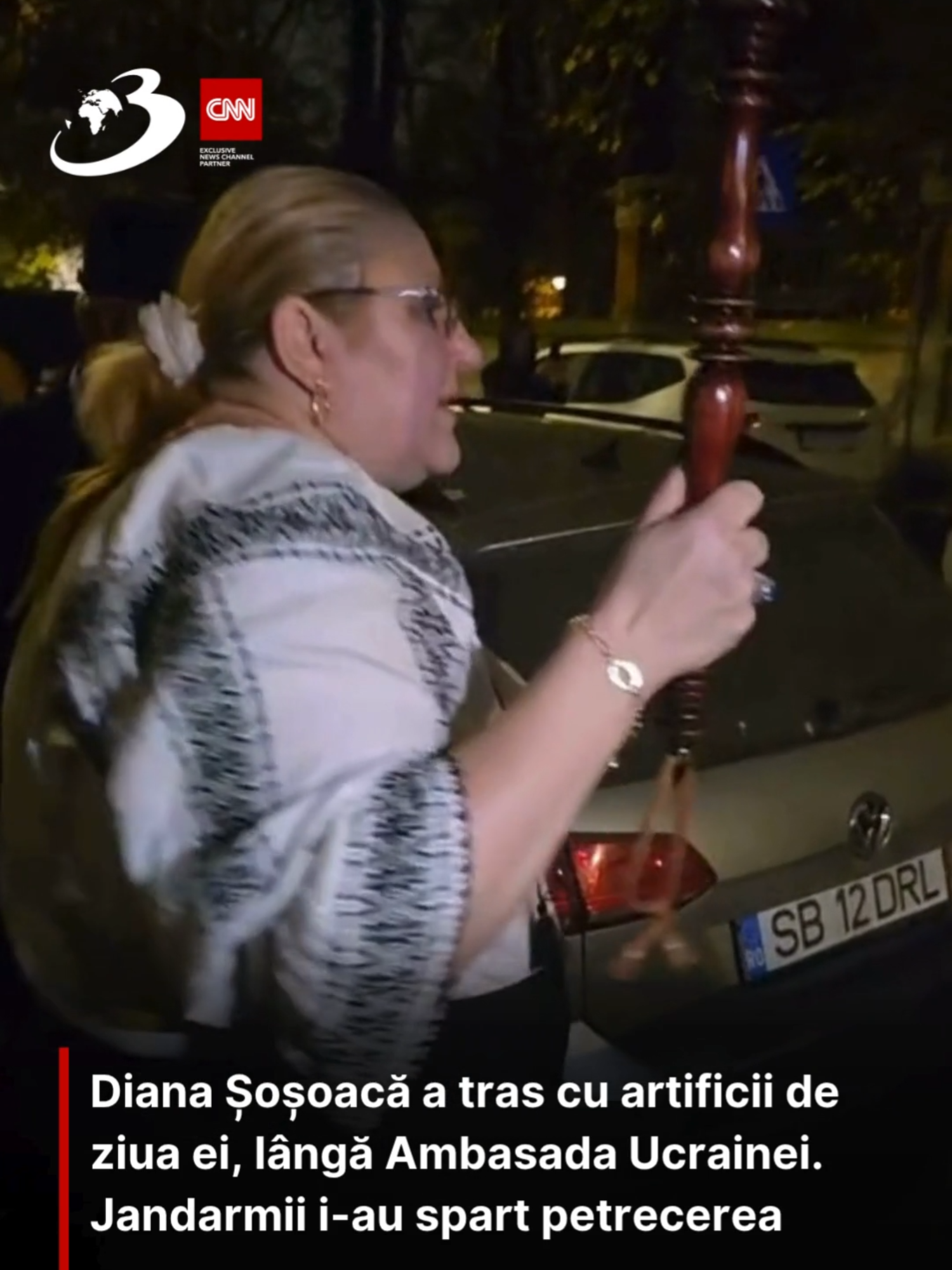 Diana Șoșoacă, șefa SOS România, a transformat duminică noaptea sediul de partid din Aleea Modrogan într-un loc de petrecere, cu muzică dată la maximum, artificii și grătare. În cele din urmă, petrecerea a fost spartă cu scandal de intervenția polițiștilor și a jandarmilor. #antena3cnn